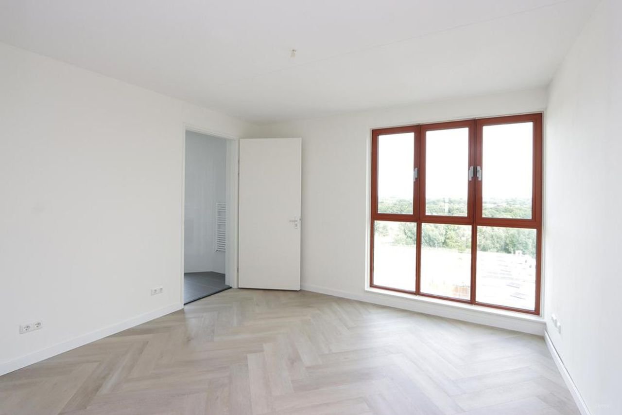 Spacious Apartment with Harbor View - Image 9