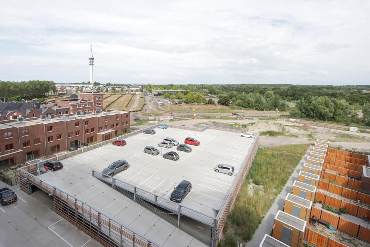 Spacious Apartment with Harbor View - Image 25