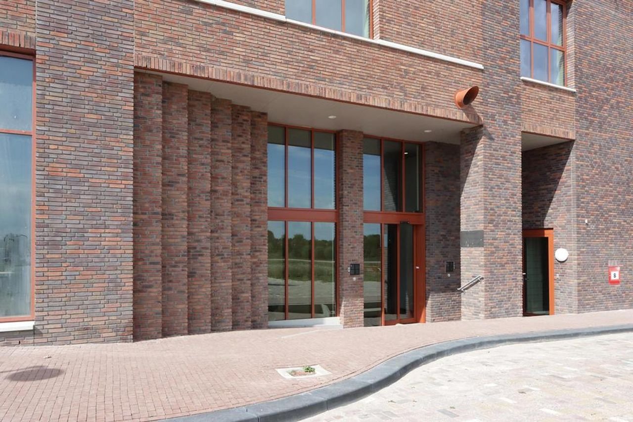 Spacious Apartment with Harbor View - Image 24