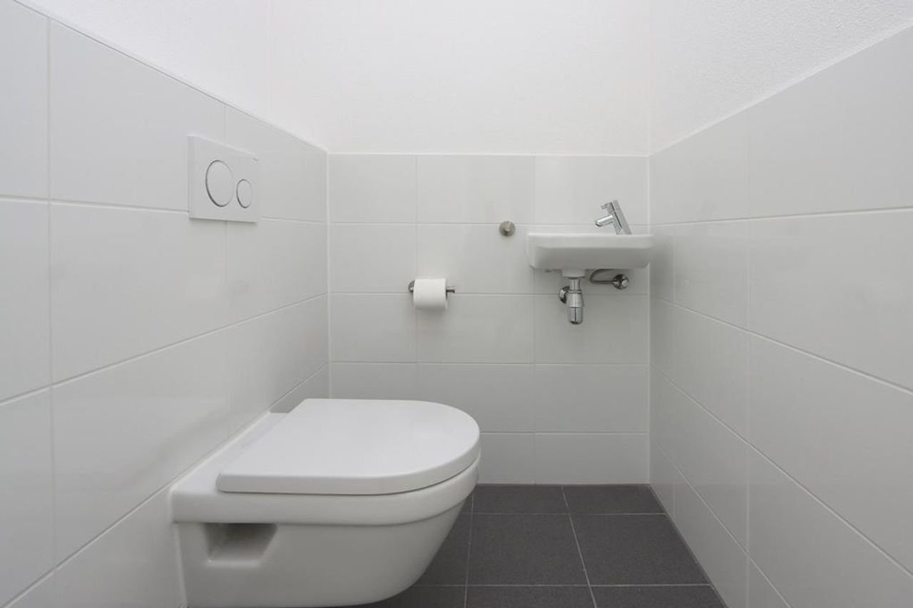 Spacious Apartment with Harbor View - Image 19