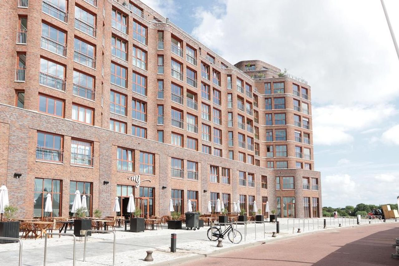 Spacious Apartment with Harbor View - Image 22