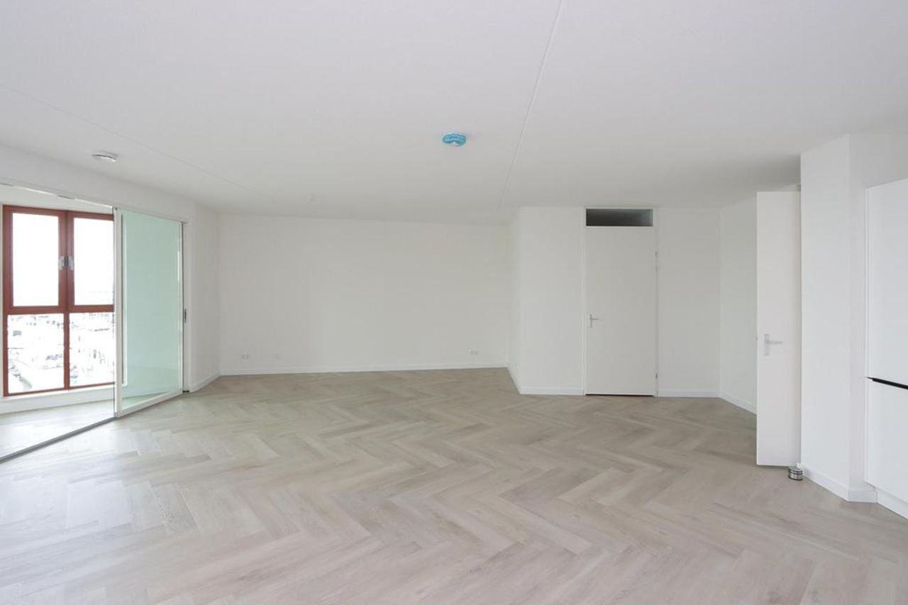 Spacious Apartment with Harbor View - Image 4