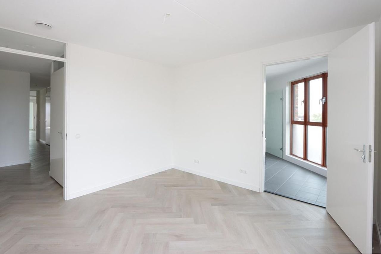 Spacious Apartment with Harbor View - Image 10