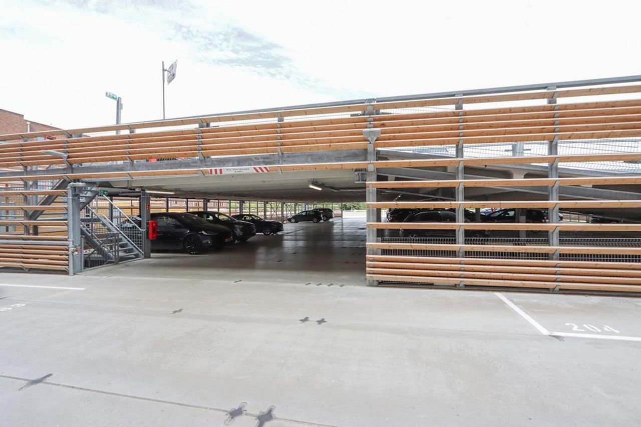 Spacious Apartment with Harbor View - Image 27