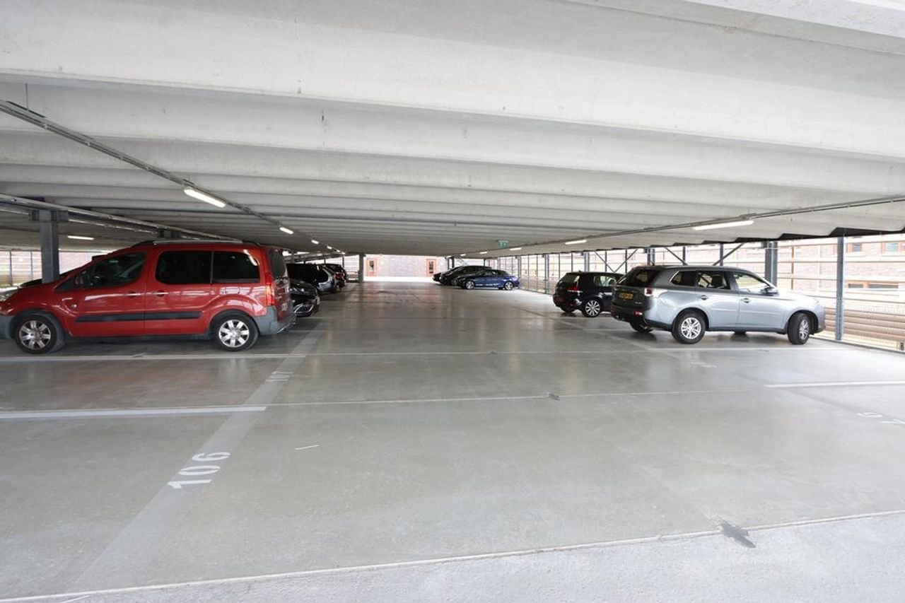 Spacious Apartment with Harbor View - Image 28