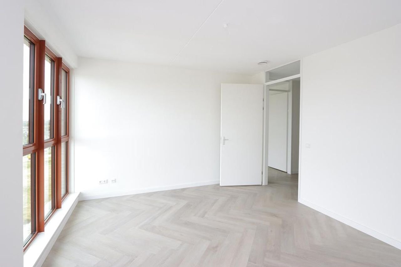 Spacious Apartment with Harbor View - Image 11