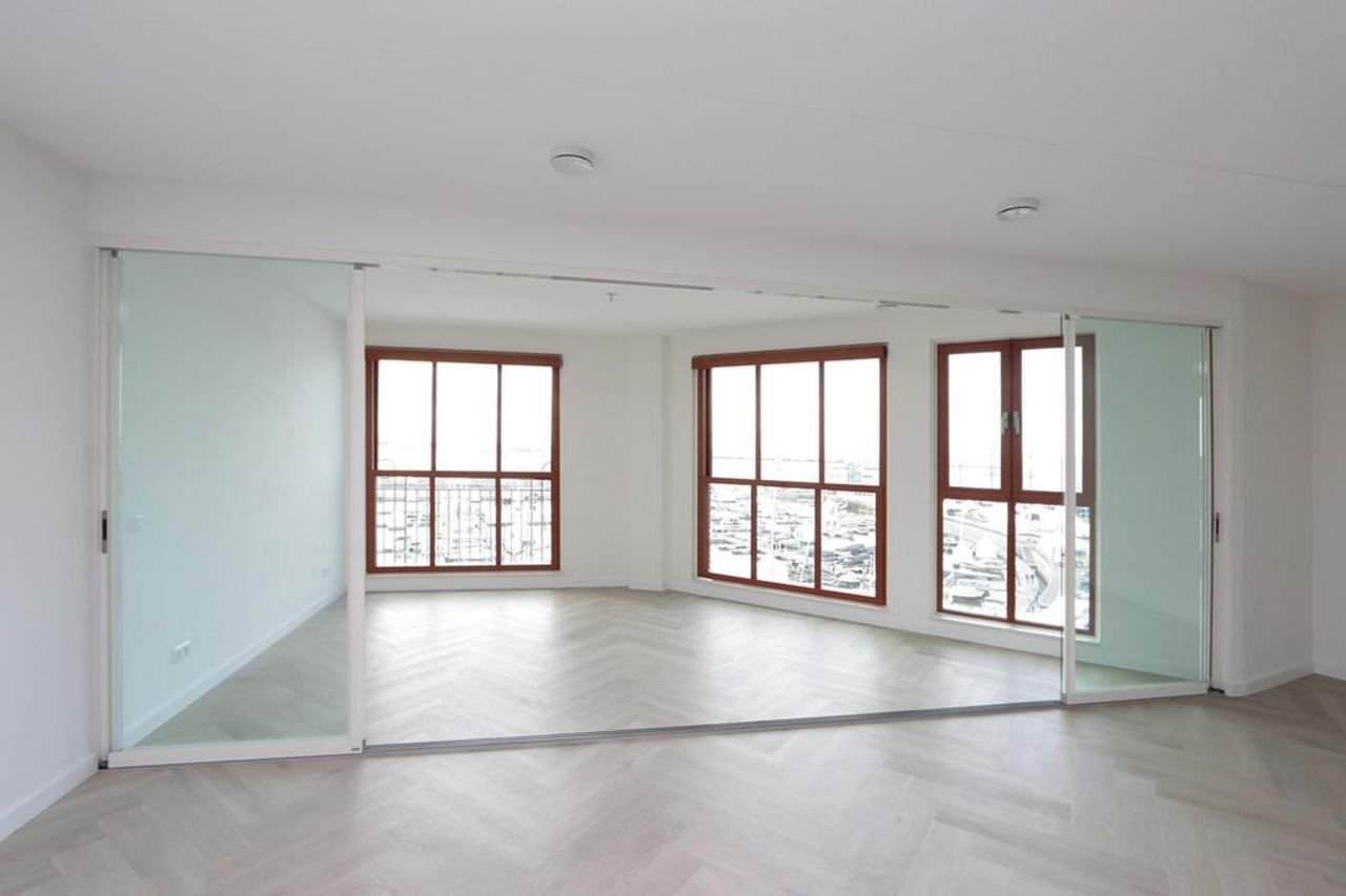 Spacious Apartment with Harbor View - Image 3