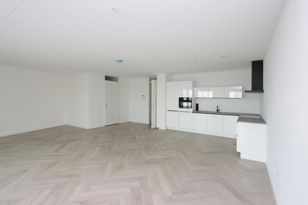 Spacious Apartment with Harbor View - Image 6