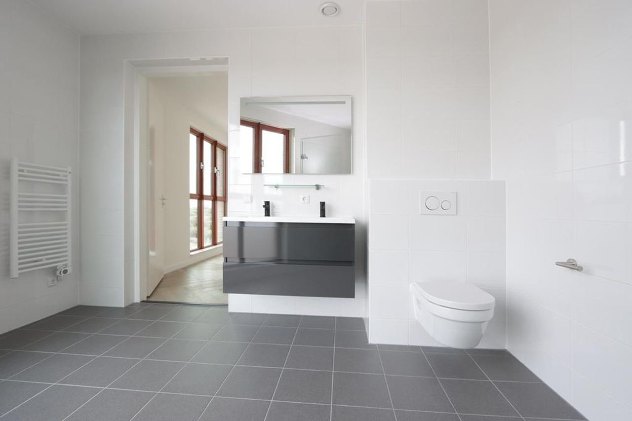 Spacious Apartment with Harbor View - Image 14