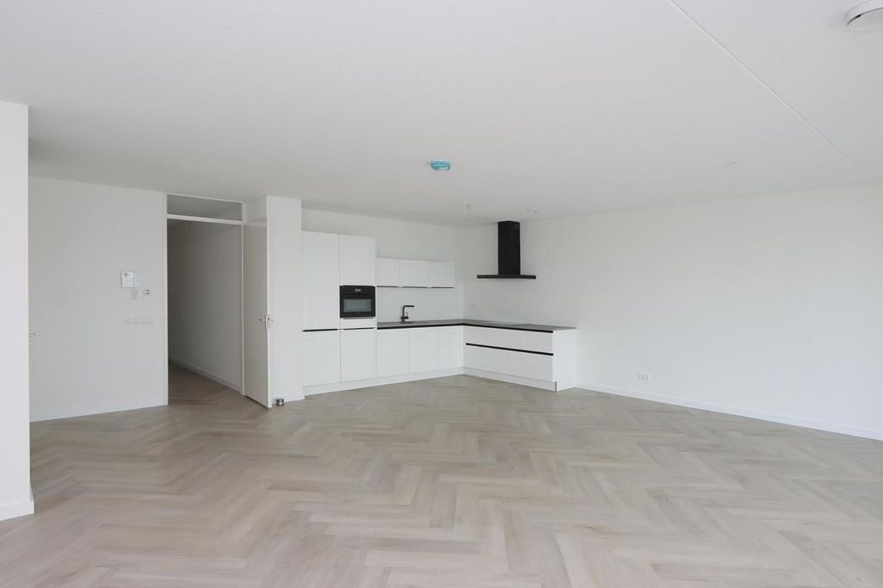 Spacious Apartment with Harbor View - Image 7