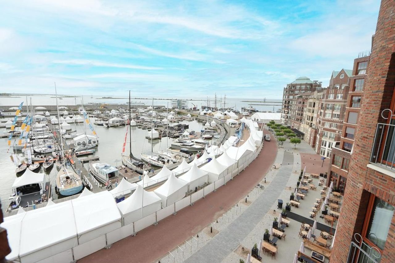 Spacious Apartment with Harbor View - Image 26