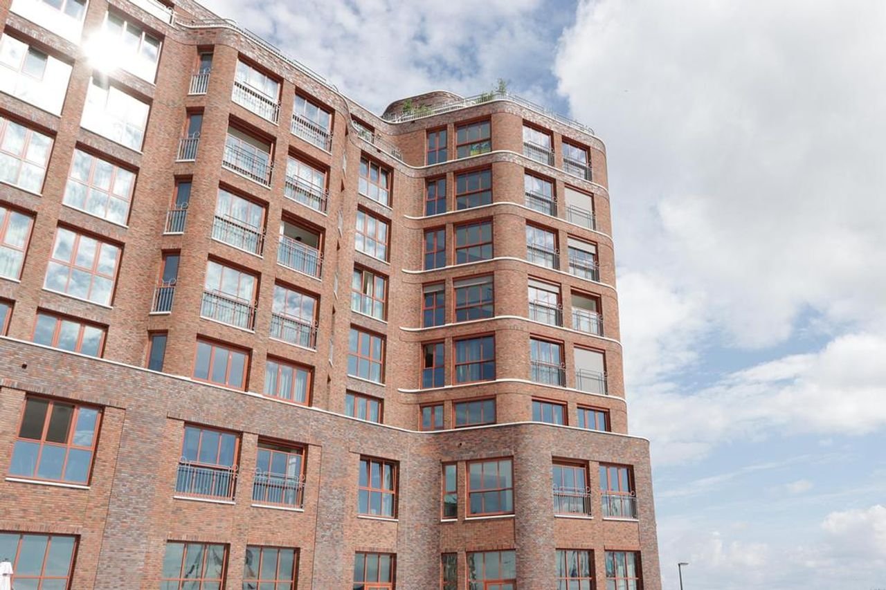 Spacious Apartment with Harbor View - Image 21