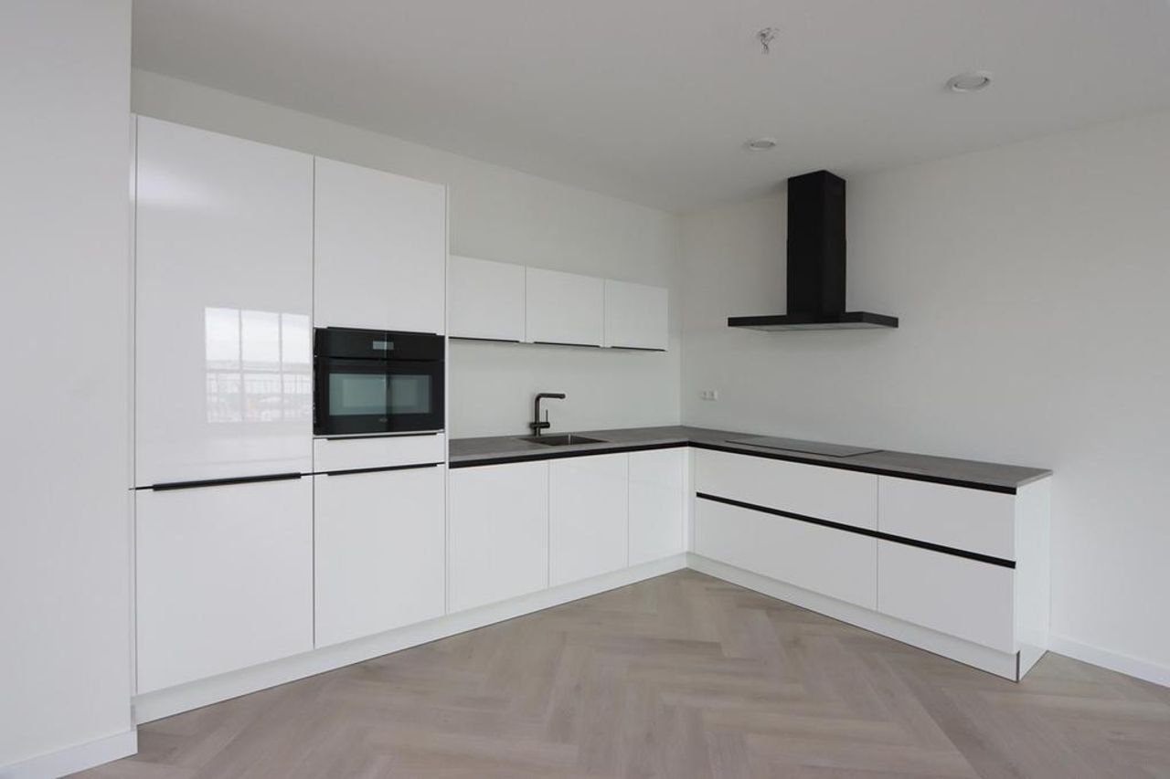 Spacious Apartment with Harbor View - Image 8