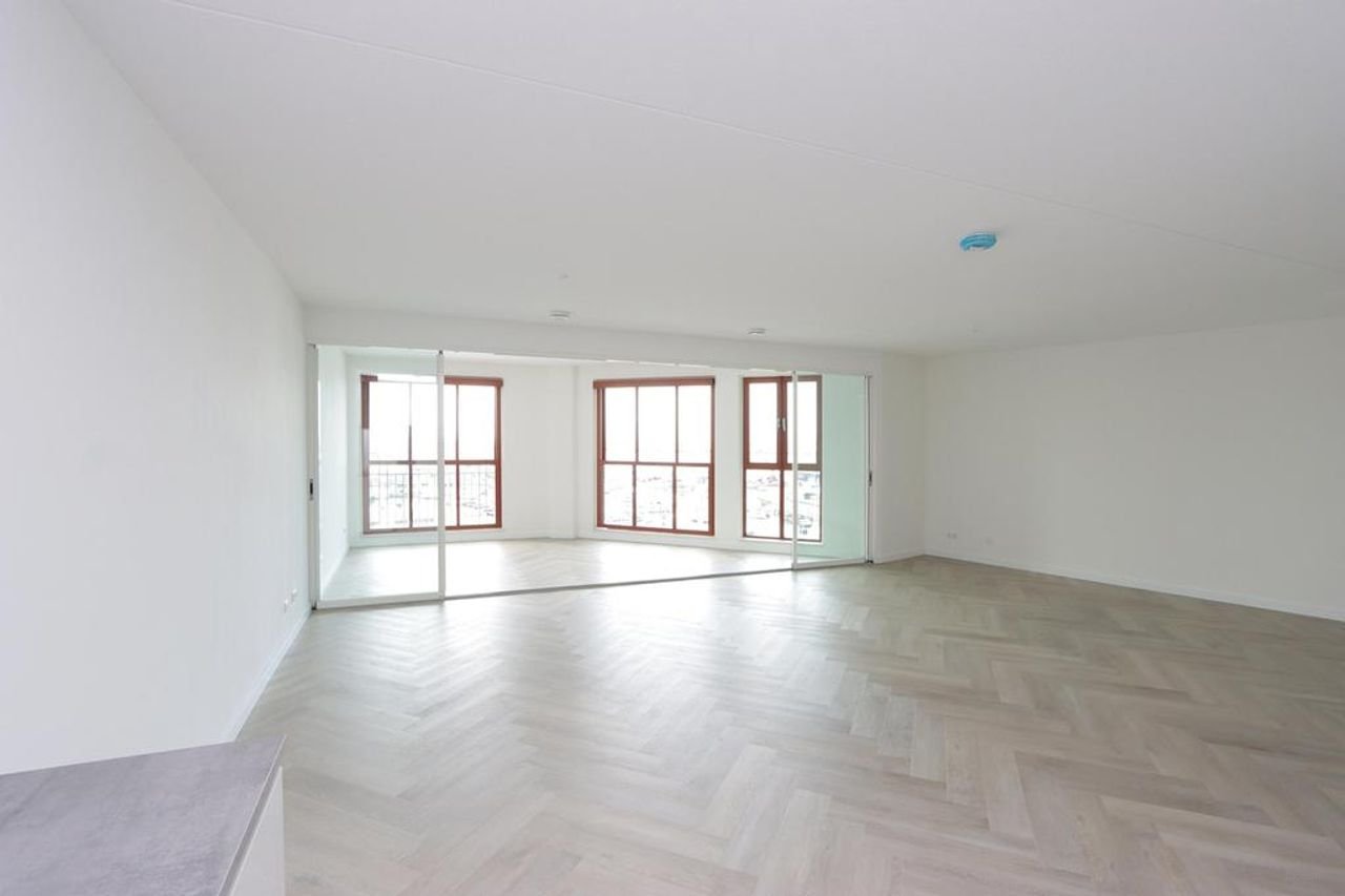 Spacious Apartment with Harbor View - Image 2