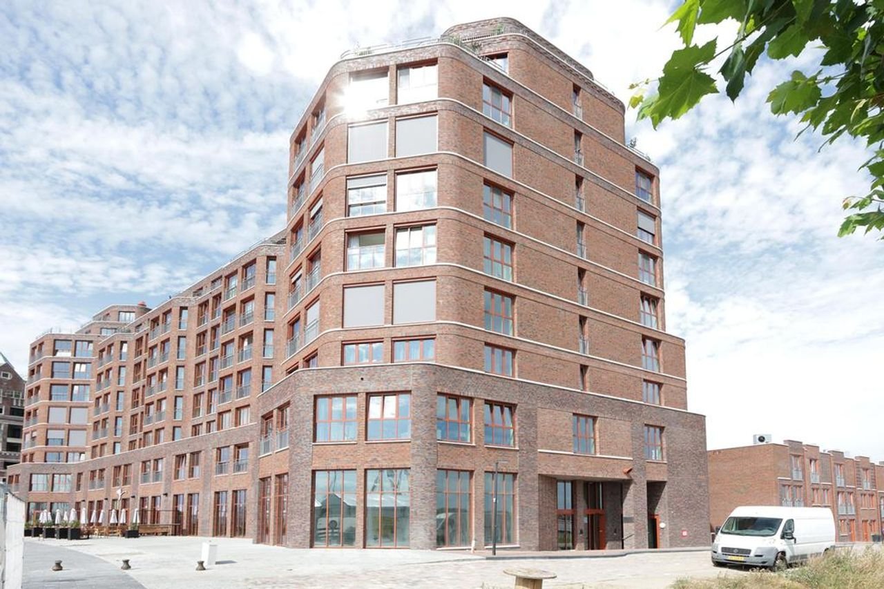 Spacious Apartment with Harbor View - Image 23