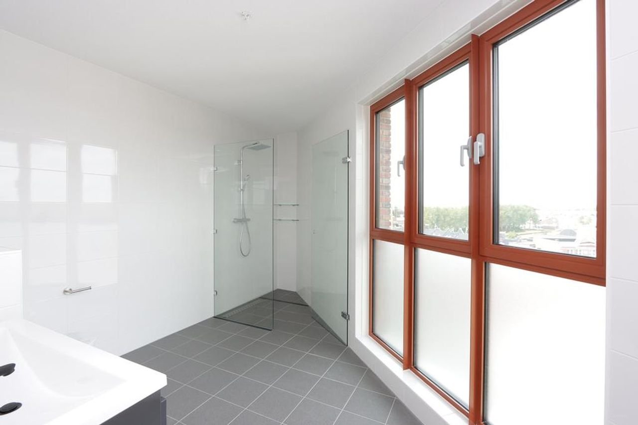 Spacious Apartment with Harbor View - Image 12