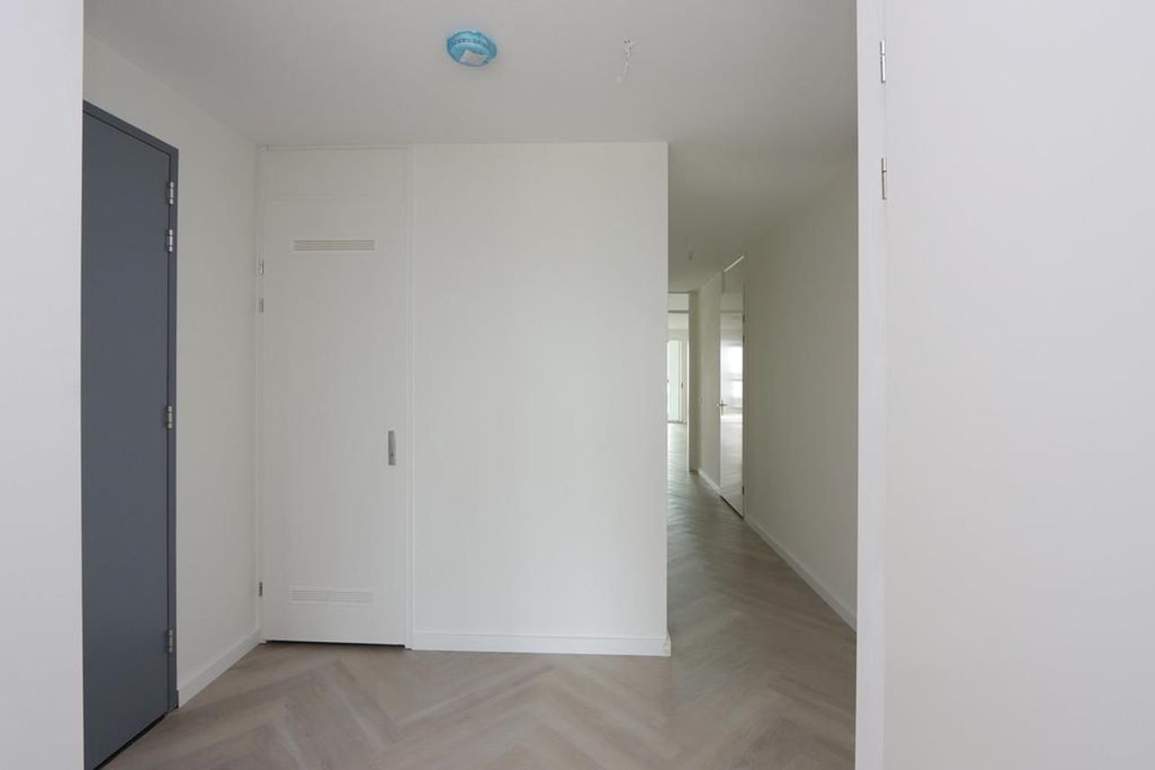 Spacious Apartment with Harbor View - Image 20