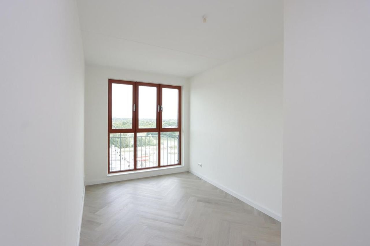Spacious Apartment with Harbor View - Image 15
