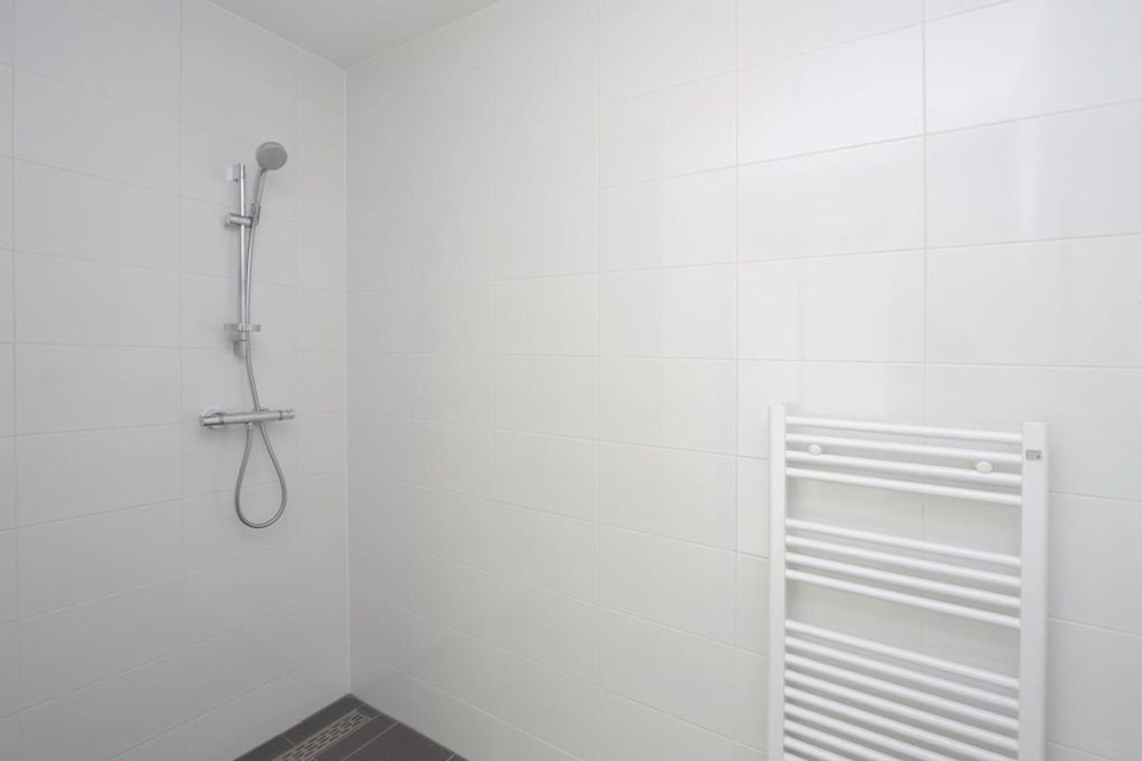 Spacious Apartment with Harbor View - Image 18