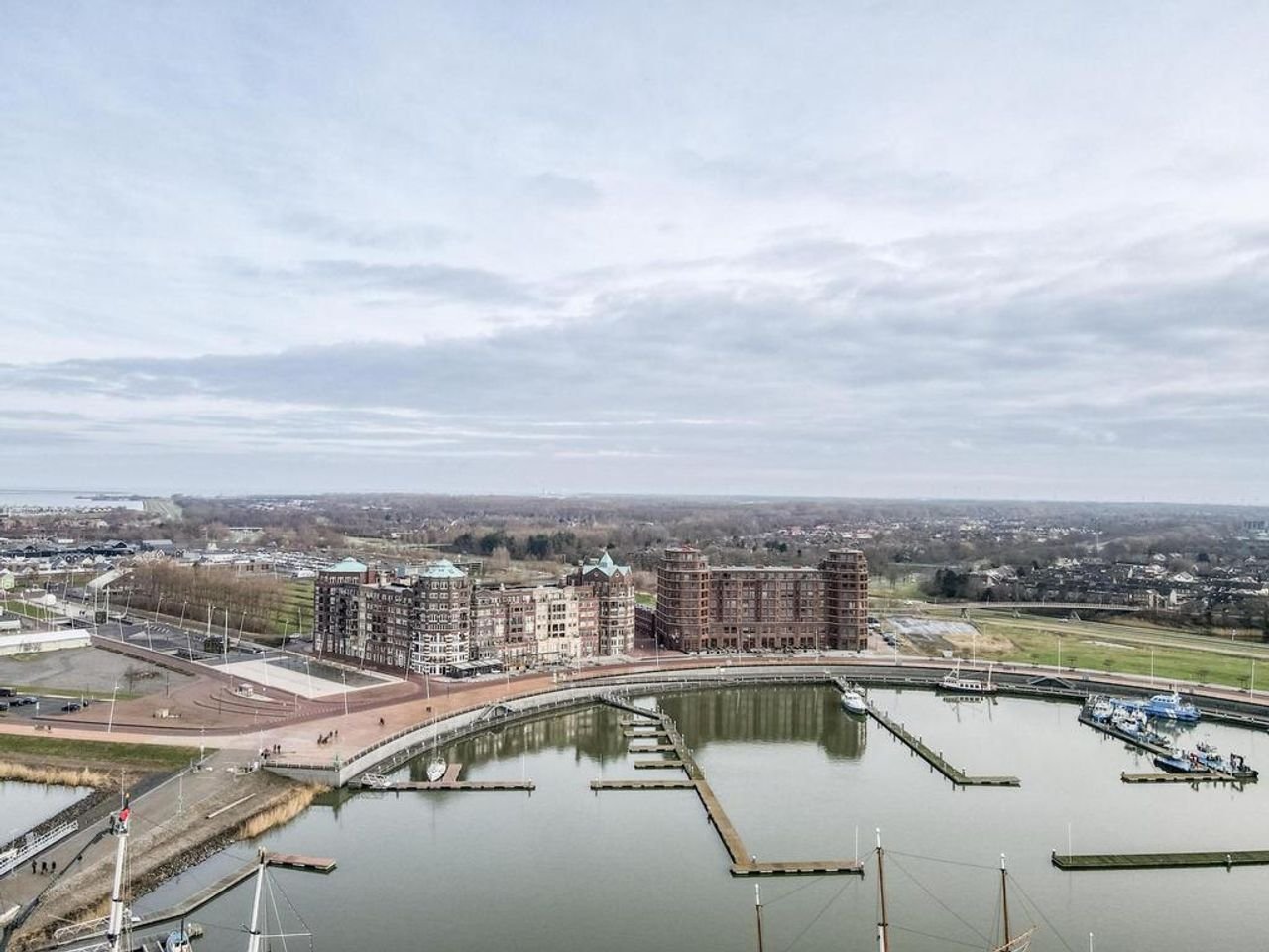 Spacious Apartment with Harbor View - Image 30