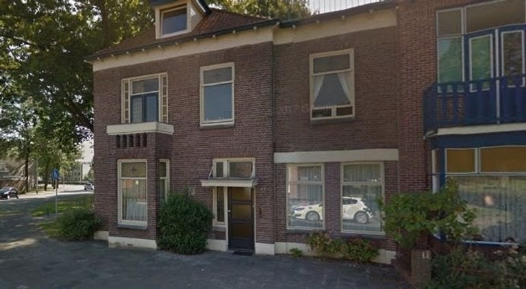 Room with Garden View and Stained Glass - Image 9