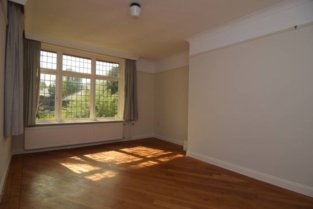 Room with Garden View and Stained Glass - Image 2