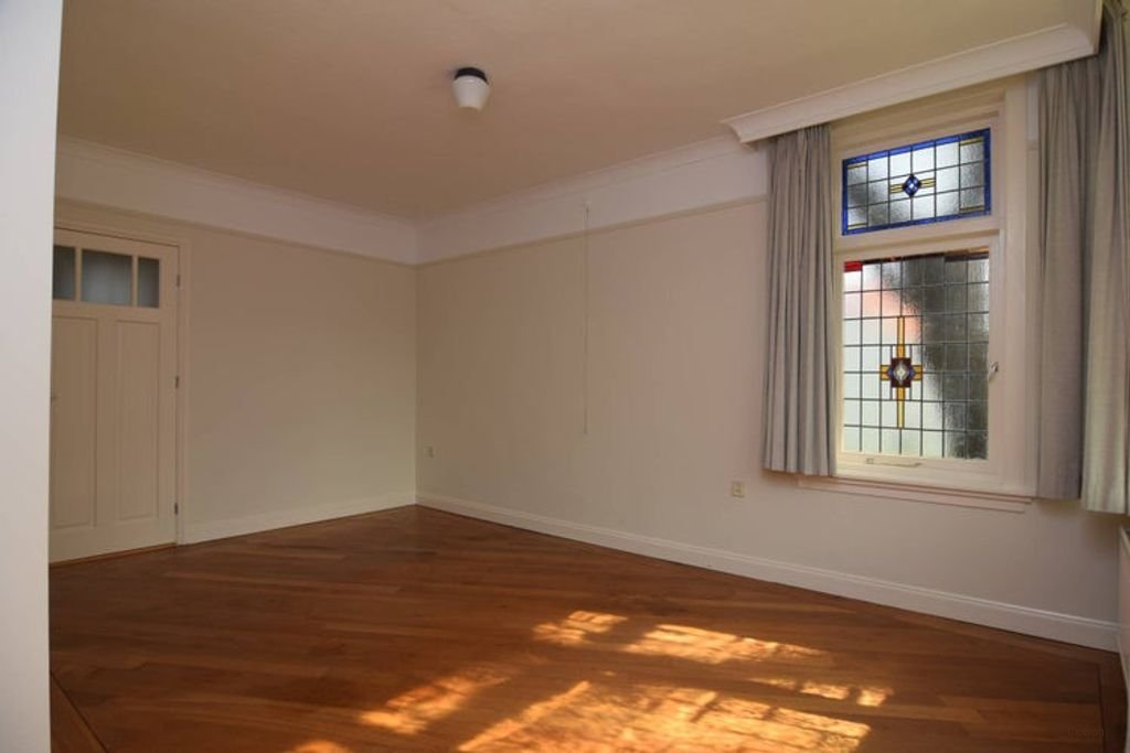 Room with Garden View and Stained Glass - Image 3