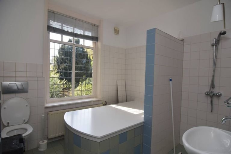 Room with Garden View and Stained Glass - Image 6