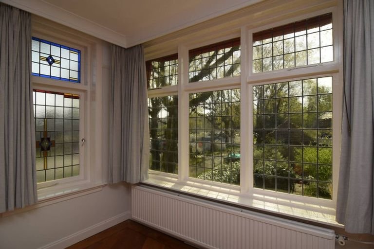 Room with Garden View and Stained Glass - Image 4