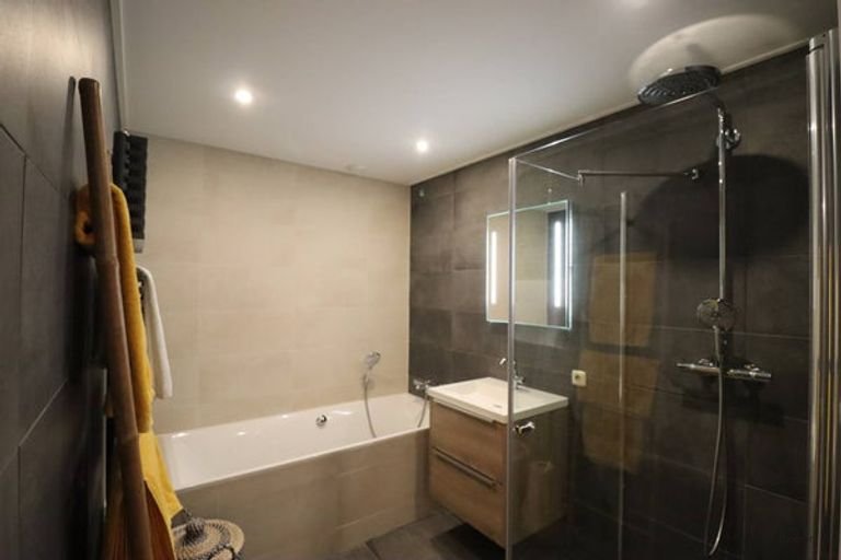 Furnished apartment with garage - Image 10