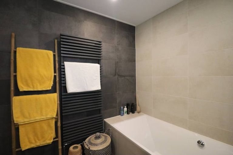 Furnished apartment with garage - Image 11