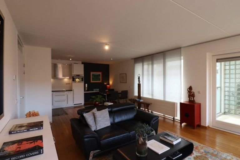 Furnished apartment with garage - Image 4