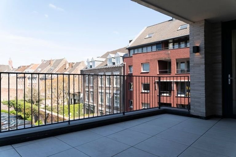 Modern penthouse (228m²) with two roof terraces - Image 26