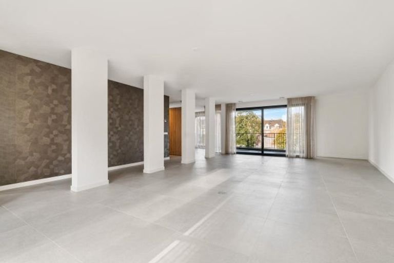 Modern penthouse (228m²) with two roof terraces - Image 11