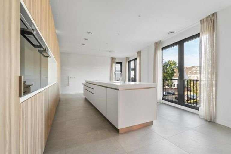 Modern penthouse (228m²) with two roof terraces - Image 30