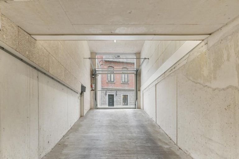 Modern penthouse (228m²) with two roof terraces - Image 75