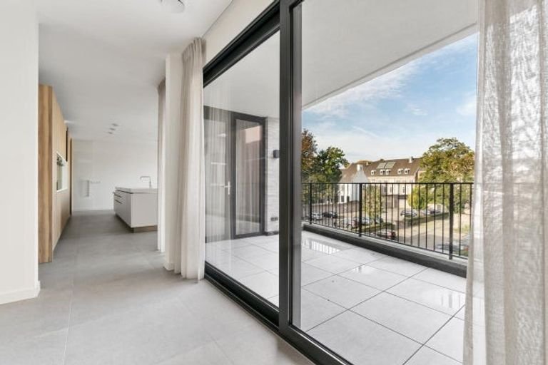 Modern penthouse (228m²) with two roof terraces - Image 28