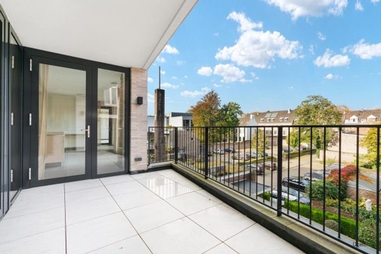 Modern penthouse (228m²) with two roof terraces - Image 27