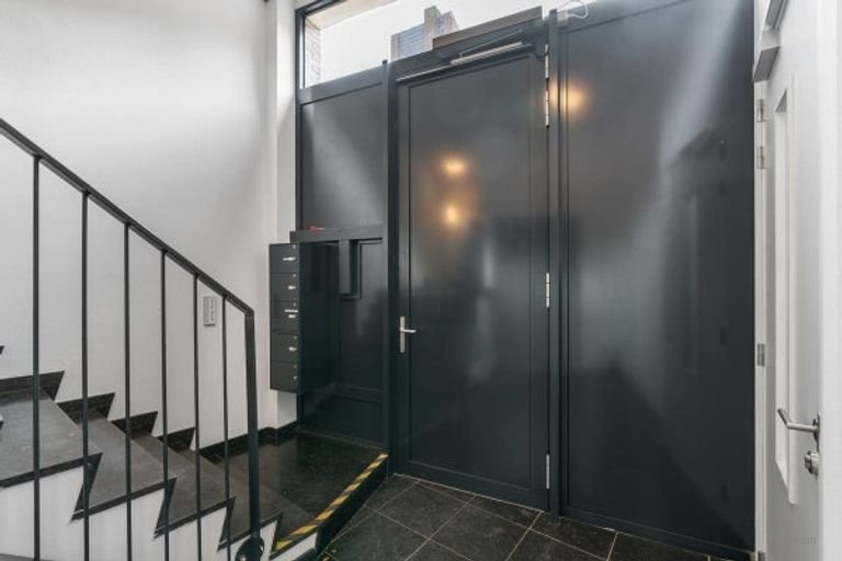 Modern penthouse (228m²) with two roof terraces - Image 5