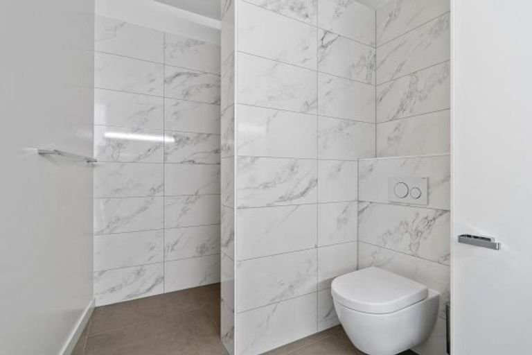 Modern penthouse (228m²) with two roof terraces - Image 68