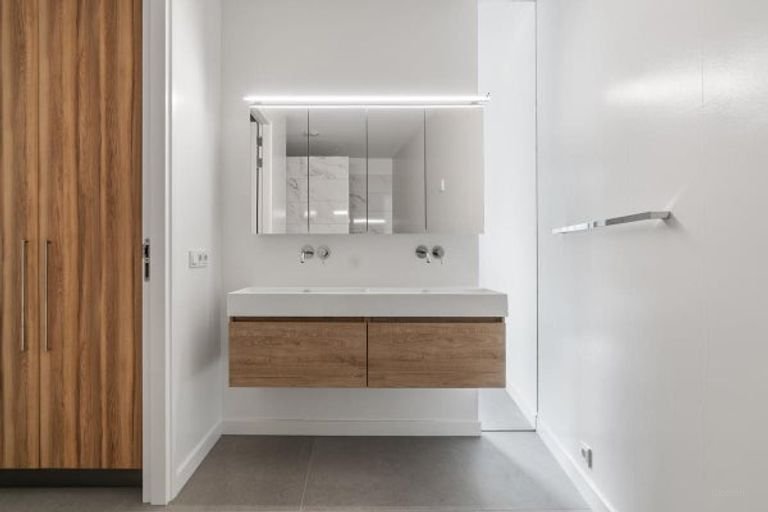 Modern penthouse (228m²) with two roof terraces - Image 62