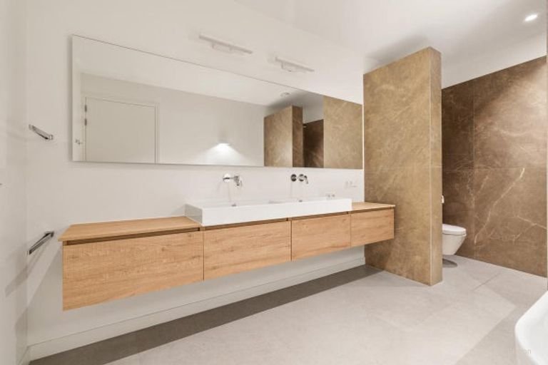 Modern penthouse (228m²) with two roof terraces - Image 50