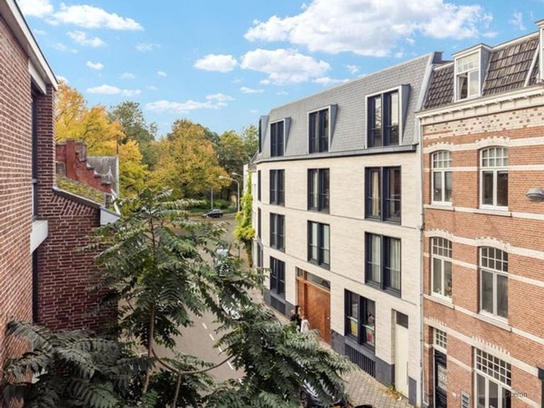 Modern penthouse (228m²) with two roof terraces - Image 3