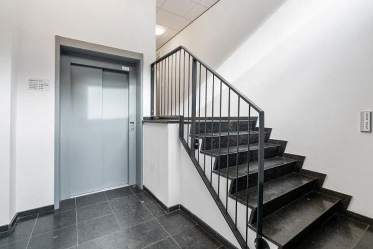 Modern penthouse (228m²) with two roof terraces - Image 6