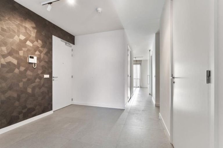 Modern penthouse (228m²) with two roof terraces - Image 8