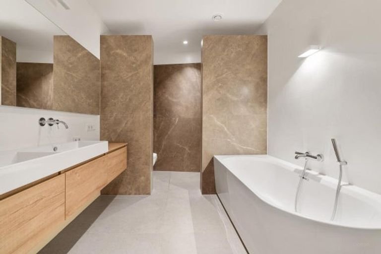 Modern penthouse (228m²) with two roof terraces - Image 45