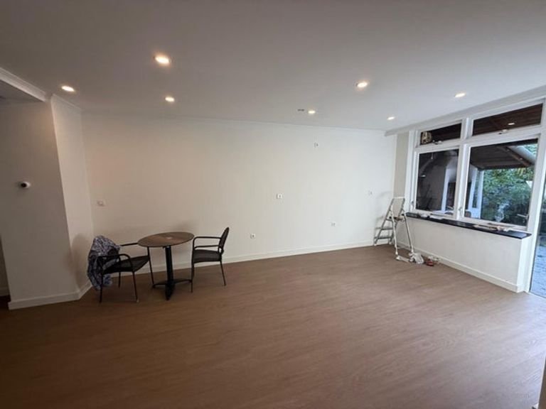 Renovated and 170m² near the city center - Image 6