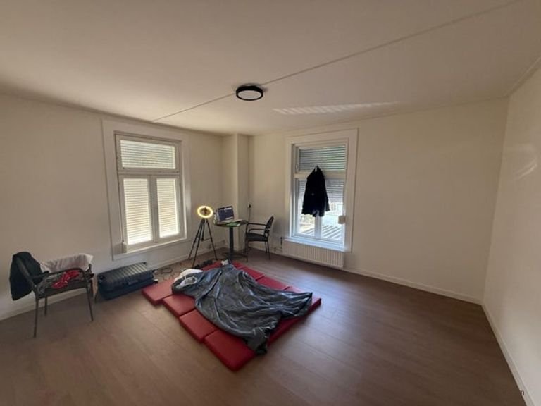 Renovated and 170m² near the city center - Image 11