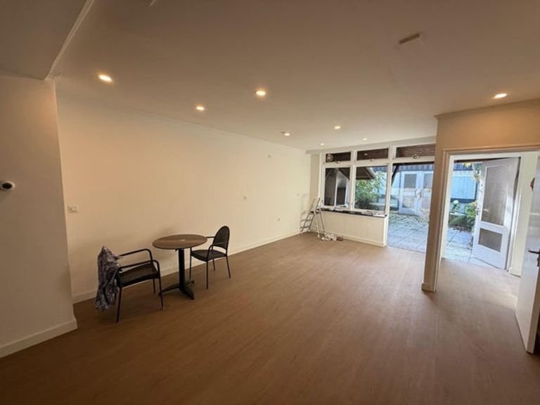 Renovated and 170m² near the city center - Image 7