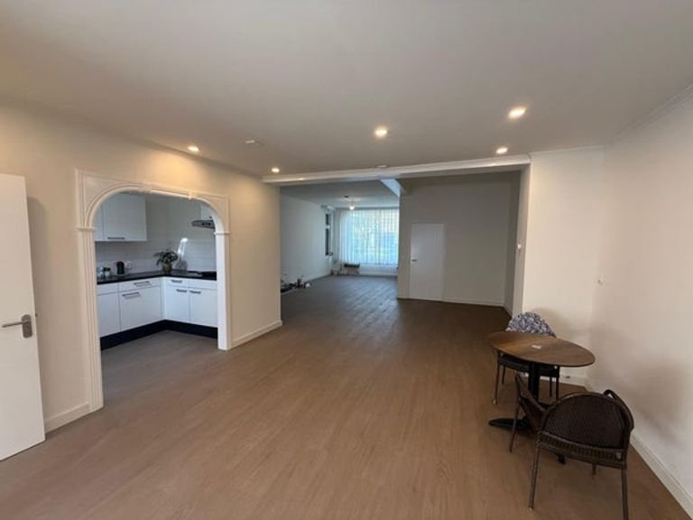 Renovated and 170m² near the city center - Image 4